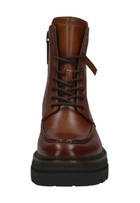 Braune Leder-Schnürstiefel mit schwarzer Sohle, geprägtes "Salamander"-Logo auf Zunge und seitlichem Etikett, von vorne betrachtet.