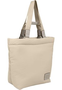 Beige axelväska i mjukt tyg med breda, strukturerade handtag och metalldetaljer. Har en rektangulär form och en diskret logopatch.