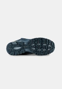 Scarpa da trekking da uomo con una resistente tomaia in rete blu scuro, suola in gomma spessa con battistrada profondo per una migliore aderenza e dettagli gialli.