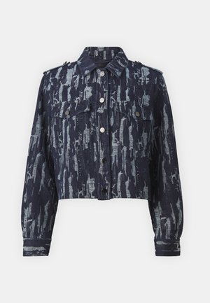 Kragenlose, dunkelblaue, cropped Jeansjacke mit strukturiertem Muster, ausgestattet mit zwei Brusttaschen, silbernen Knopfverschlüssen und Schulterklappen.