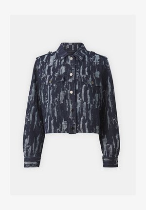 Kragenlose, dunkelblaue, cropped Jeansjacke mit strukturiertem Muster, ausgestattet mit zwei Brusttaschen, silbernen Knopfverschlüssen und Schulterklappen.