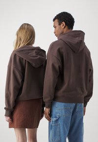 Jack & Jones PREMIUM JPRBLUHARVEY ZIP HOOD UNISEX - Cipzáras pulóver - chocolate brown