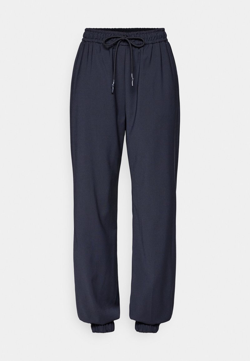 Granatowe spodnie dresowe z lekkiego materiału, z elastycznym pasem i sznurkiem do regulacji. Posiadają elastyczne mankiety oraz luźny krój.
