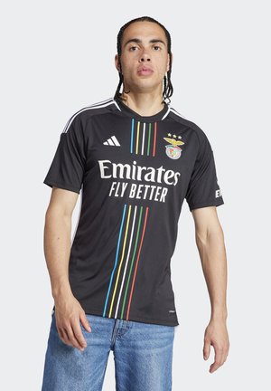 Schwarzes Sporttrikot mit weißem "Emirates"-Logo, bunten vertikalen Streifen in Blau, Grün, Rot und Gelb sowie Schulterstreifen. Kurze Ärmel.