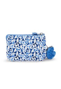Blauwe pouch met patroon, gemaakt van stof, met een geometrisch ontwerp in tinten blauw en wit. Inclusief een pluizige blauwe pompon als ritssluiting.