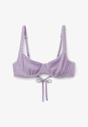 Lyse lilla tekstureret bikinitop med justerbare stropper og en knude foran på hvid baggrund.
