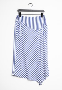Sininen ja valkoinen raidallinen epäsymmetrinen hame roikkumassa mustalla ripustimella valkoista taustaa vasten.