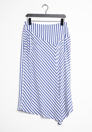 Falda asimétrica a rayas azul y blanca colgando de una percha negra sobre un fondo blanco.