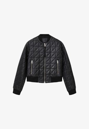 Czarna pikowana kurtka bomberka zrobiona ze skóry, z zamkiem błyskawicznym z przodu, dwiema kieszeniami na zamek oraz ściągaczami przy mankietach i u dołu.