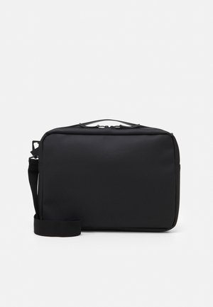 Borsa per laptop rettangolare nera realizzata in materiale liscio, dotata di maniglia superiore, tracolla regolabile e chiusura con zip.