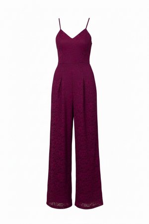 Ljubičasti kombinezon širokih nogavica od čipke s tankim naramenicama i V-izrezom, s pripijenim strukom i naboranim prednjim dijelom.