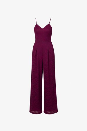 Salopetă largă din dantelă mov, cu bretele subțiri și decolteu în V, având talie cambrată și față plisată.