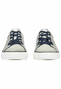 Baskets en daim gris avec lacets navy, semelle en caoutchouc blanche et bord noir le long du bord. Présente un logo sur la languette.