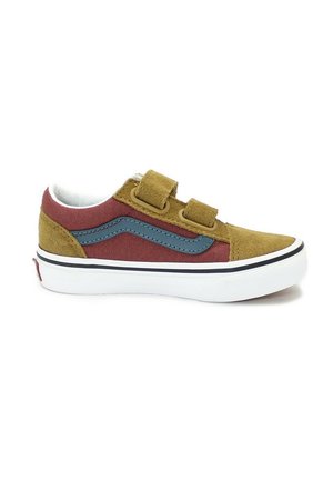 Zapatilla con cierre de velcro, superior de ante marrón y lona burdeos, con un diseño de rayas azules y suela de goma blanca.