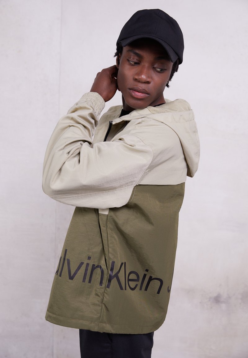 Herren Leichte Jacken | Calvin Klein Jeans COLORBLOCK JACKET Leichte Jacke wheat fields/beige - VU35623 Herren Leichte Jacken | Calvin Klein Jeans COLORBLOCK JACKET Leichte Jacke wheat fields/beige - VU35623