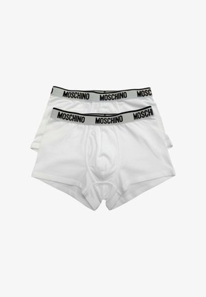 Due paia di boxer Moschino bianchi impilati, ciascuno con un elastico in vita nero con logo, su uno sfondo bianco.