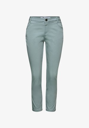 Pantalones azul claro de corte ajustado con bolsillos delanteros, cierre de botones y presillas para cinturón, mostrados sobre un fondo blanco.