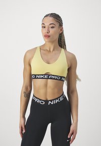 Nike Performance INDY PLUNGE BRA - Vidutiniškai krūtinę prilaikanti sportinė liemenėlė - saturn gold/white