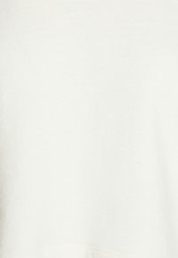 Tessuto di felpa bianca con una consistenza liscia, caratterizzato da un collo rotondo e dettagli delle cuciture minimali per un design semplice.