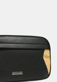 Borsa in pelle nera con superficie strutturata, accessori in argento e un accento in beige a contrasto con dettagli a motivi.