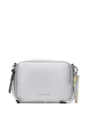 Srebrna, teksturowana prostokątna torba na ramię z zamkiem błyskawicznym, czarno-białym paskiem, logo "HISPANITAS" oraz kolorową zawieszką do kluczy.