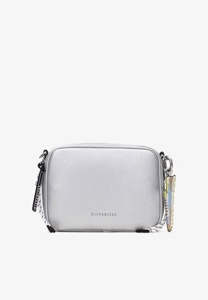 Bolso bandolera rectangular texturizado en plata con cremallera, asa en blanco y negro, logotipo "HISPANITAS" y charm colorido para llavero.