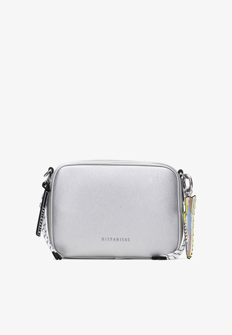 Ασημένια υφασμάτινη ορθογώνια τσάντα crossbody με φερμουάρ, μαύρο και λευκό λουράκι, λογότυπο "HISPANITAS" και πολύχρωμο μπρελόκ προσαρτημένο.