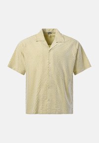 Chemise à manches courtes boutonnée avec un motif texturé jaune clair, dotée d'un col classique et de boutons sur le devant.