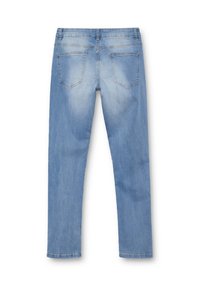 Jeans de mezclilla azul claro, diseño de pierna recta, cinco bolsillos, textura desgastada, costuras y costuras visibles, con dobladillos ligeramente deshilachados.