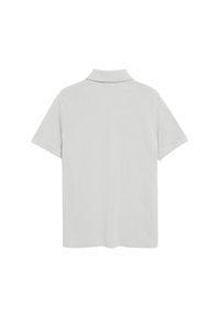Ljusgrå polo med kort ärm, mjuk textur, ribbad krage och rak nederkant. Enkelt design utan synliga logotyper eller mönster.
