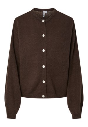 Cardigan marrone lavorato a maglia con scollatura tonda, maniche lunghe e sei bottoni bianchi sul davanti. Texture morbida e vestibilità corta.