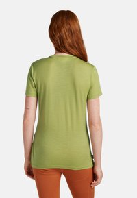 Kortärmad t-shirt i ljusgrön tyg med en slät yta, rund halsringning och något figurnära design.