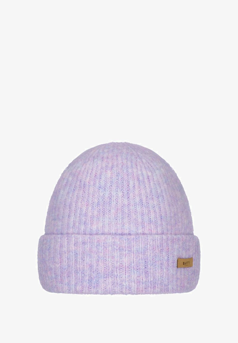 Gorro de punto en púrpura claro con un borde doblado. Presenta una textura acanalada y una pequeña etiqueta de cuero marrón con el nombre de la marca.