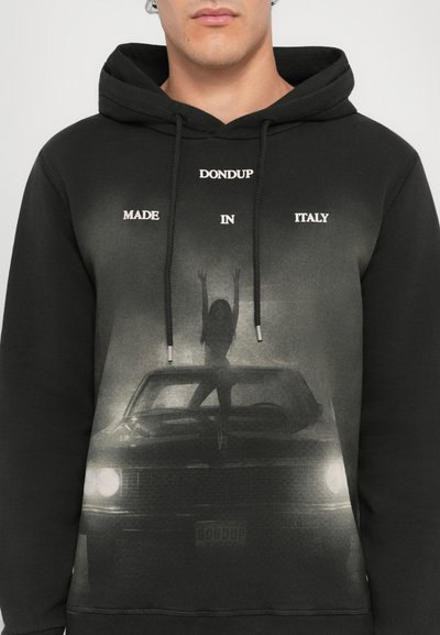 Zwarte hoodie met een grafisch ontwerp van een silhouet op een auto, tekst "DON DUP" en "MADE IN ITALY," met koordjes en een zachte textuur.