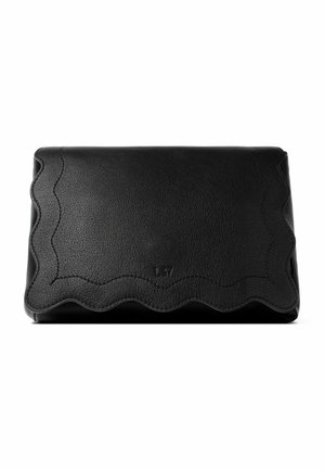 Czarna skórzana kopertówka z falistym wykończeniem krawędzi i subtelnym wytłoczonym logo na przedniej klapie.