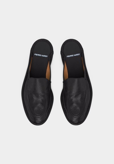 Μαύρα δερμάτινα loafers χωρίς κορδόνια με στρογγυλεμένες μύτες και επενδύσεις με το λογότυπο "PIERRE HARDY", απεικονιζόμενα από μια άποψη από ψηλά.
