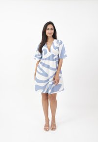 Vestido de patrón azul y blanco con escote en V profundo, mangas cortas de volante y corte relajado, hecho de tejido ligero.