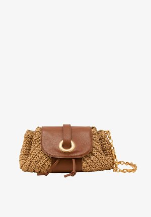 Pruun kootud käekott kühvelnaha kaane ja kuldse ümmarguse pandlaga, mille küljes on kuldse kettidega rihm, valgel taustal.