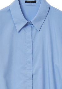 Hellblaues Hemd mit Knopfleiste aus glattem Stoff. Verfügt über einen klassischen Kragen und eine Knopfleiste auf der Vorderseite mit passenden Knöpfen. Größenetikett sichtbar.