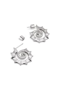 Pendientes de plata en espiral con forma de concha, con líneas curvas y acentos puntiagudos. El diseño incluye un cierre de perno y un acabado pulido.