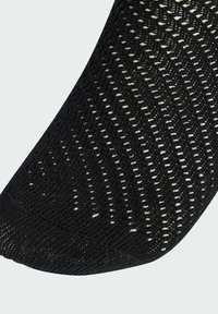 Detailný záber čiernej priedušnej sieťoviny so šikmým pleteným vzorom a malými ventilačnými otvormi.