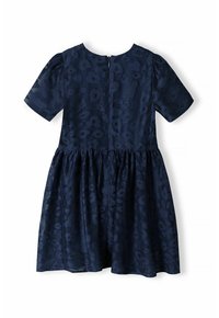 Marinblå klänning med kort ärm och diskret blommönster, figursydd överdel, veckad kjol och dragkedja bak.