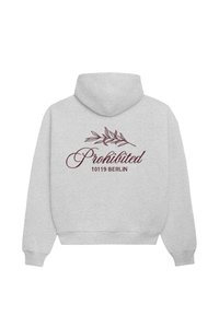 Sudadera gris con un diseño en burdeos que incluye la palabra "Prohibido" y "10119 BERLÍN", acentuado por un gráfico de hoja encima del texto.