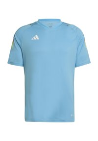 Lichtblauwe sporttrui met korte mouwen, gemaakt van ademend materiaal, met een geribde ronde hals en kleurrijke accenten op de schouders.