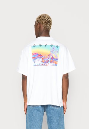 INVERTED DESERT GRAPHIC TEE - Camiseta estampada - white