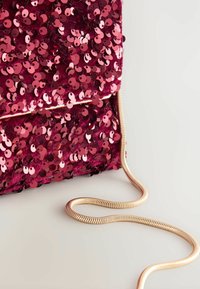 Burgunderfarvet aftenbag med en guldtonet metal kædetras. Har en blød tekstur og intrikate paliet detaljer, der giver glans.