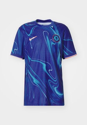 Kék focimez absztrakt örvény mintázattal világosabb kékben. Nike logóval és klub emblémával a mellkason, kerek nyakkal és rövid ujjakkal.