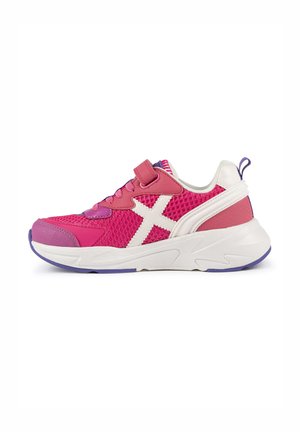 Baskets de sport roses avec tige en mesh, logo X blanc, accents violets et semelle rembourrée. Présente une sangle à crochets et une boucle ainsi que des panneaux texturés.