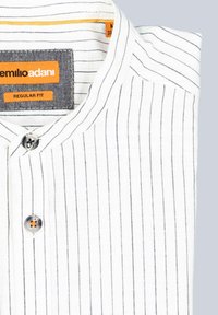 Weiß gestreiftes Hemd mit Stehkragen, grauem Etikett mit orangefarbenen Akzenten und runden Knöpfen. Reguläre Passform mit feinen Linien.