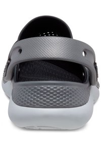 Szare lekkie sandały z teksturowanym paskiem, regulowanym zapięciem i amortyzowaną podeszwą. Otwarta pięta, idealne na codzienne noszenie.